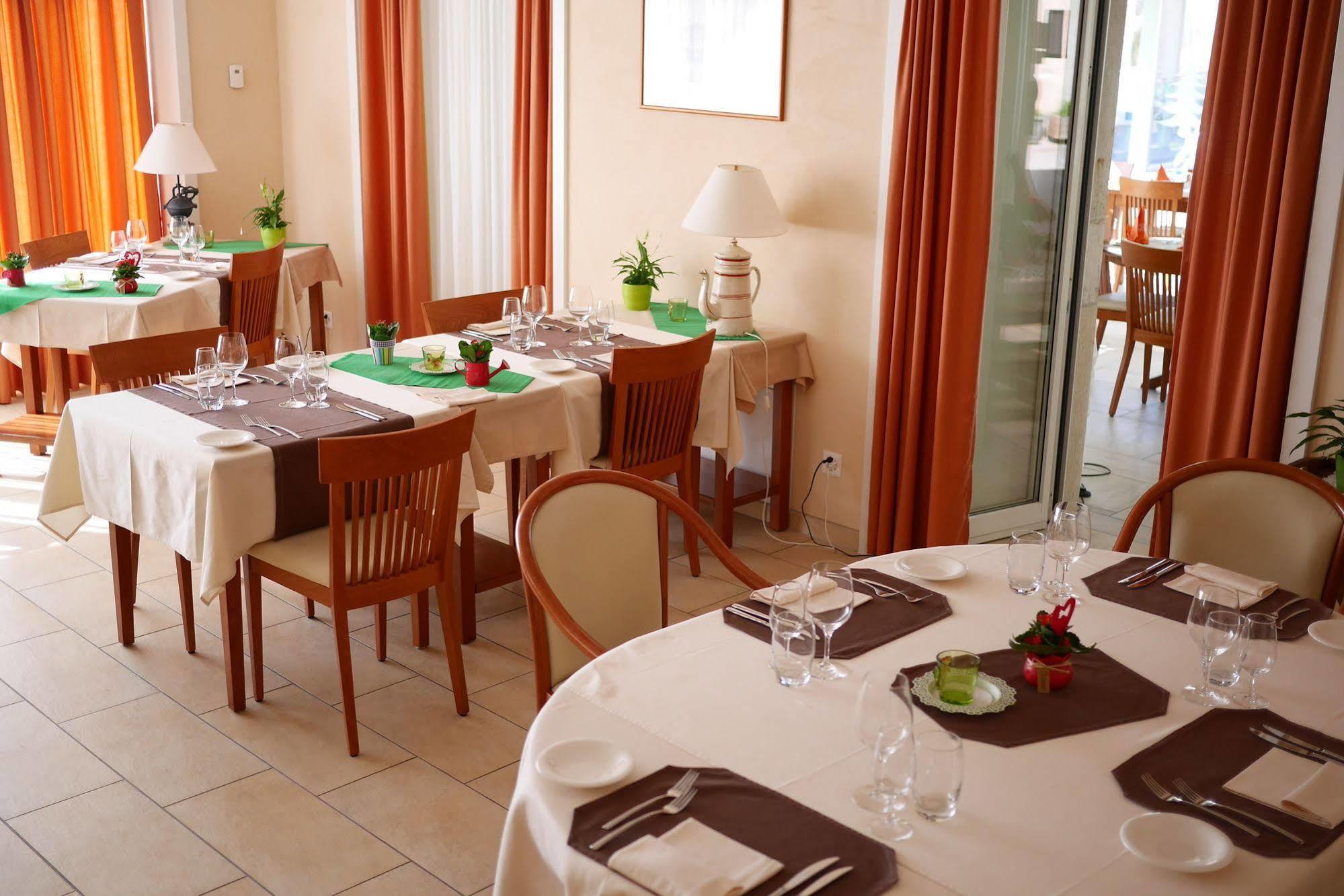 Auberge Aux Deux Sapins Montricher ภายนอก รูปภาพ
